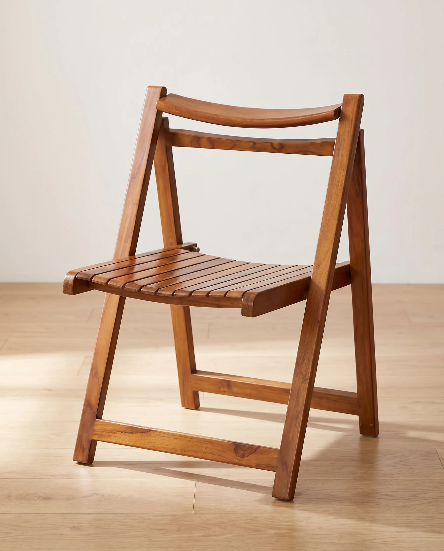 Solid wood folding chair with a self-adjusting rotating backrest