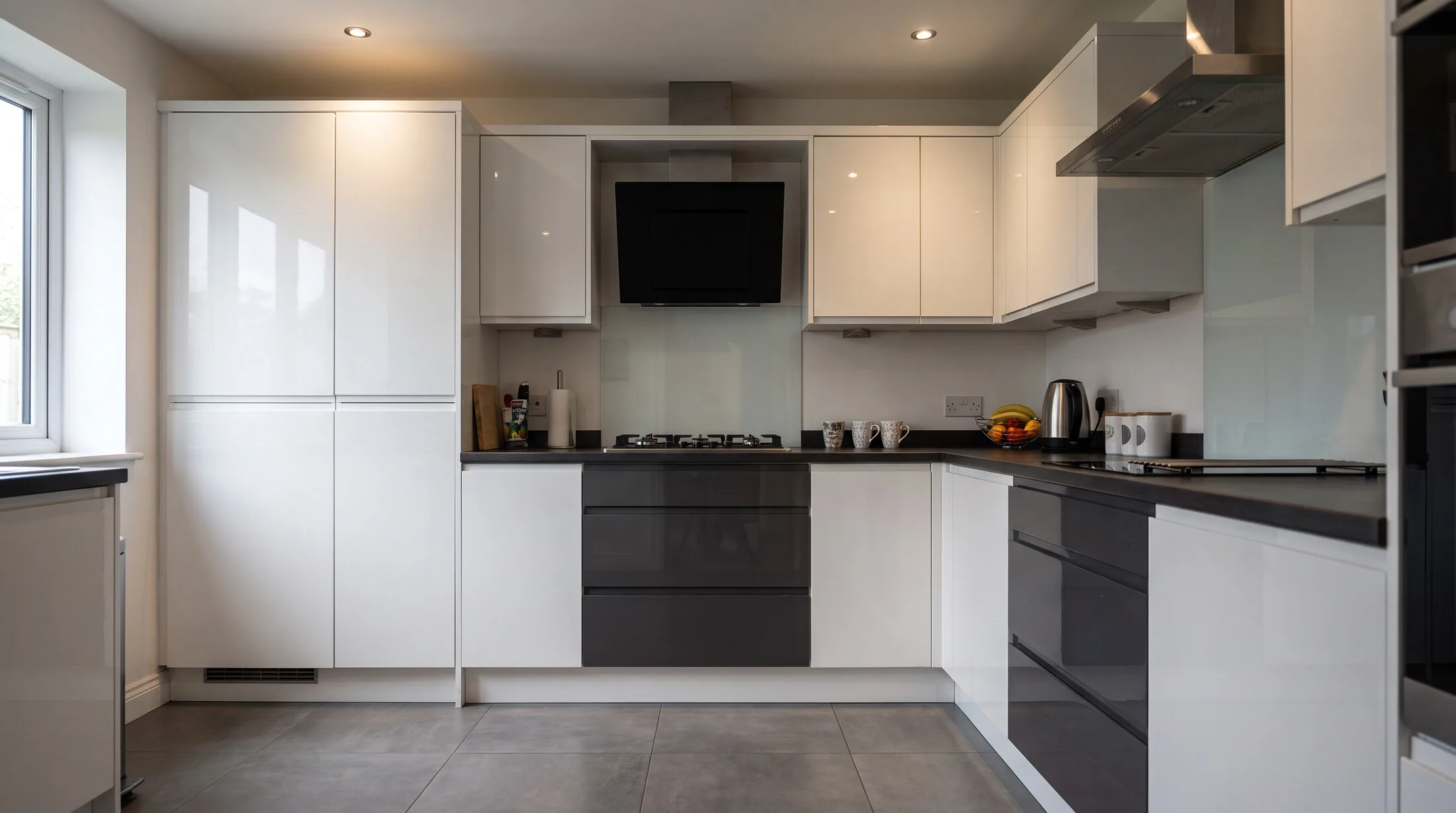 High-gloss acrylic kitchen in white and graphite